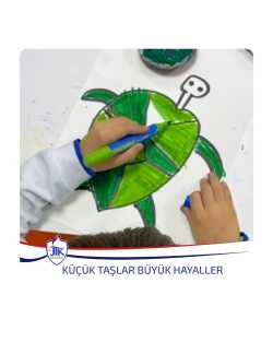Küçük Taşlar Büyük Hayaller