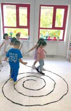 Anasınıfı Yürüyerek Çizgi Çalışması